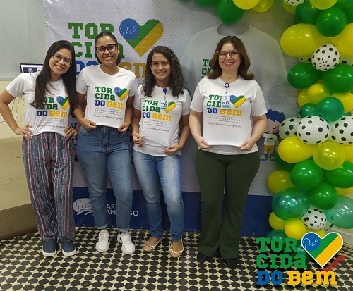 Colaboradores do hospital vestem a camisa da campanha Torcida do Bem